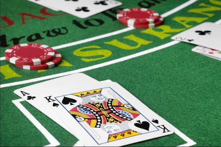 Ilustrasi pengamanan data pengguna dengan teknologi enkripsi mutakhir di platform online